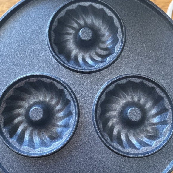 Nostalgia Mini Bundt Cake Maker - Picture 3 of 4